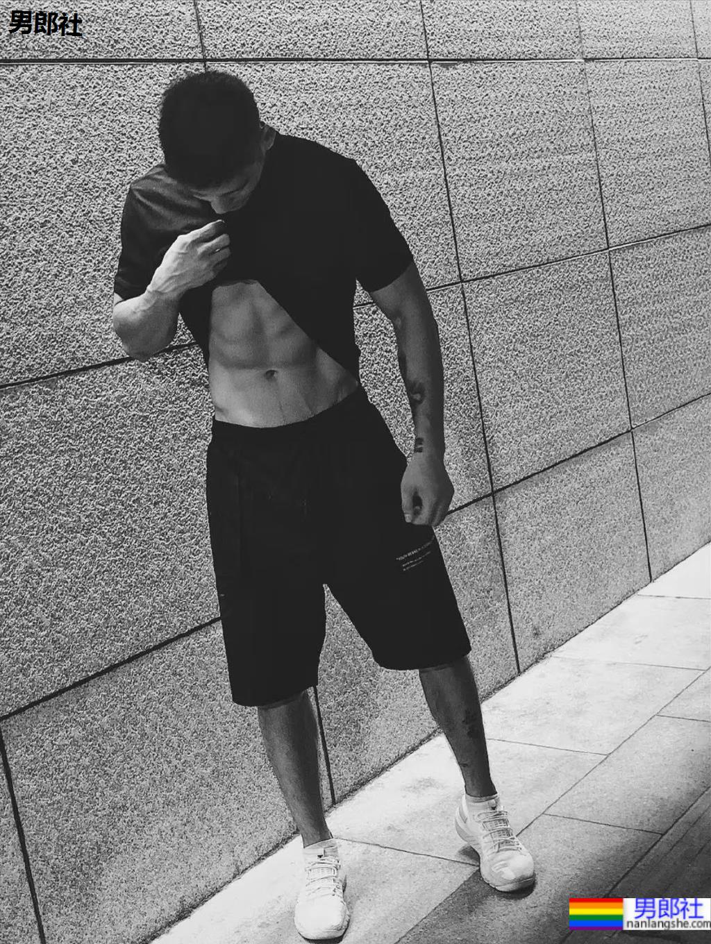 98年高鼻梁帅气小狼狗，这身腱子肉绝了！ - 51虹马