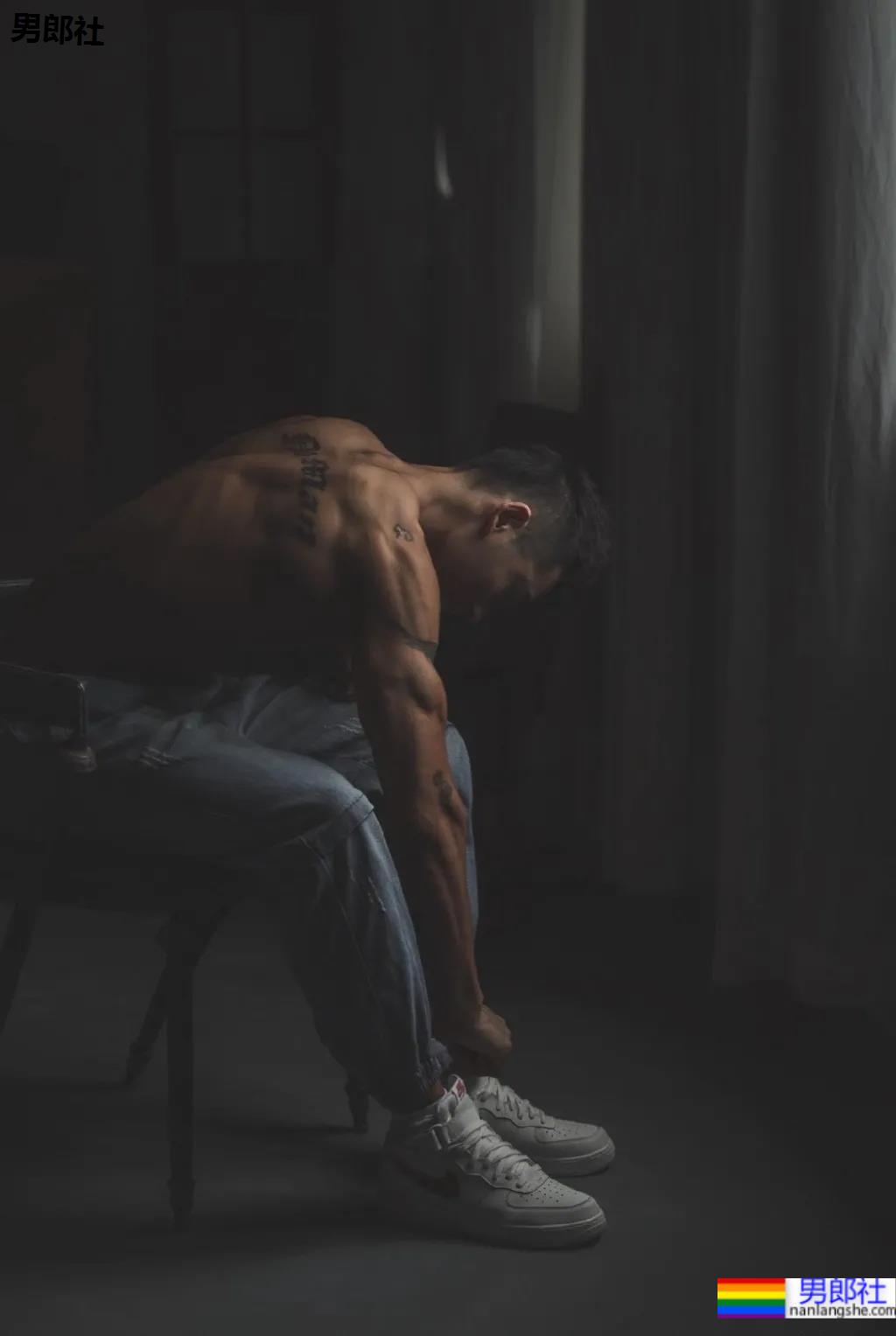 98年高鼻梁帅气小狼狗，这身腱子肉绝了！ - 51虹马