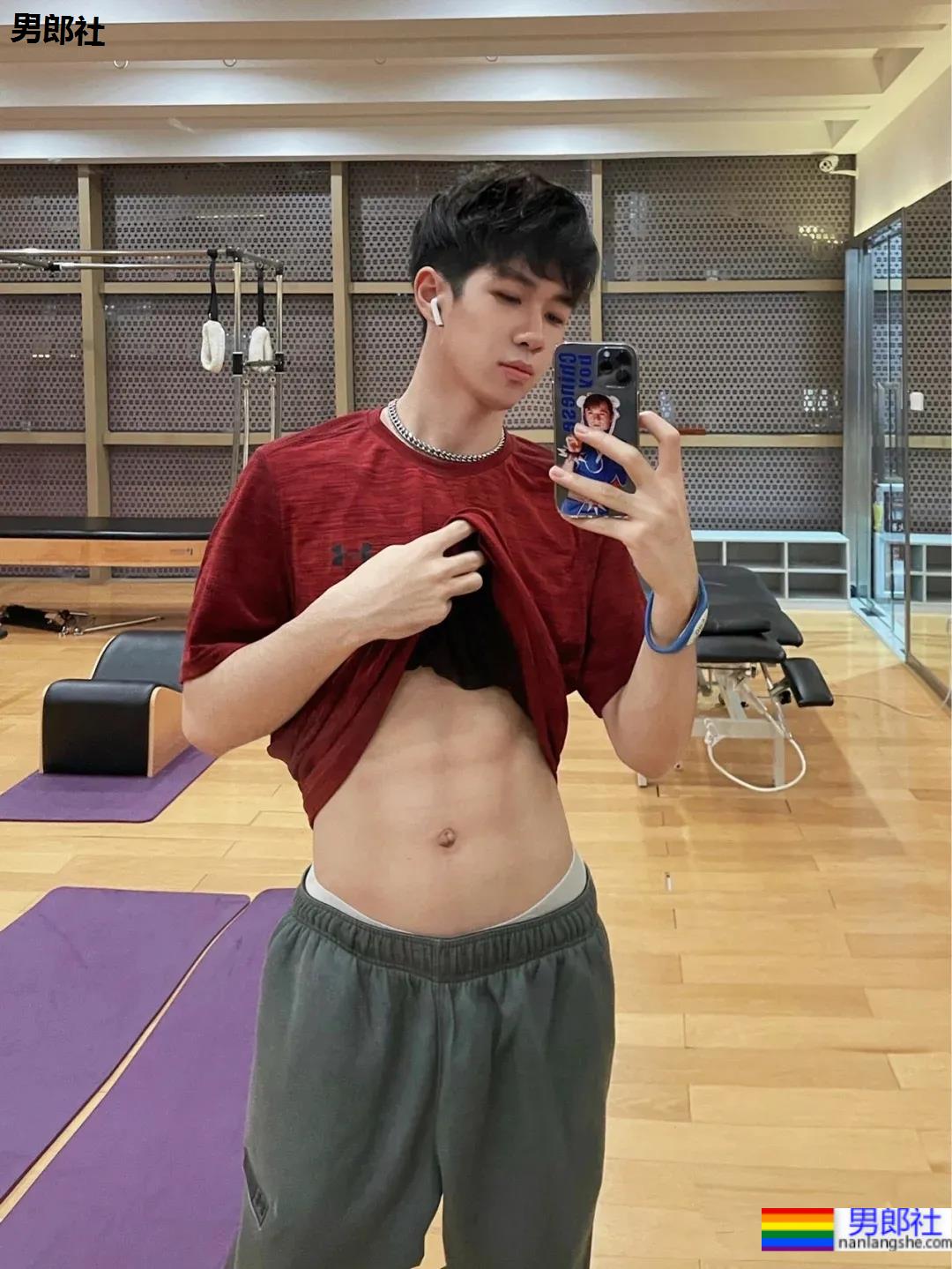 00后奶帅运动小奶狗，奶白腹肌嫩到发光！ - 51虹马