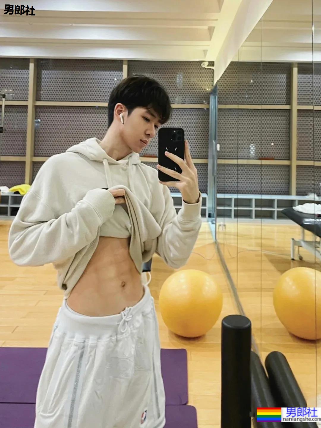 00后奶帅运动小奶狗，奶白腹肌嫩到发光！ - 51虹马