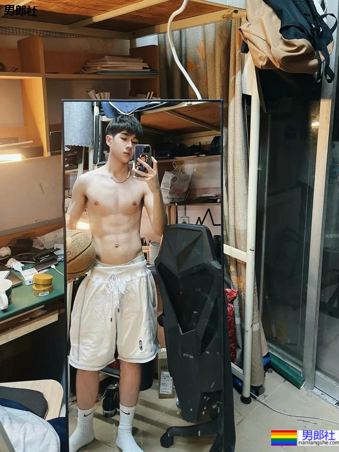 00后奶帅运动小奶狗，奶白腹肌嫩到发光！ - 51虹马