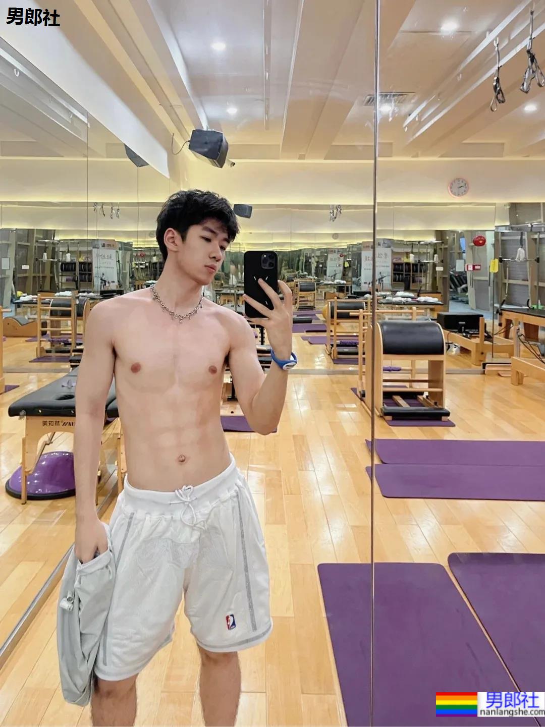 00后奶帅运动小奶狗，奶白腹肌嫩到发光！ - 51虹马