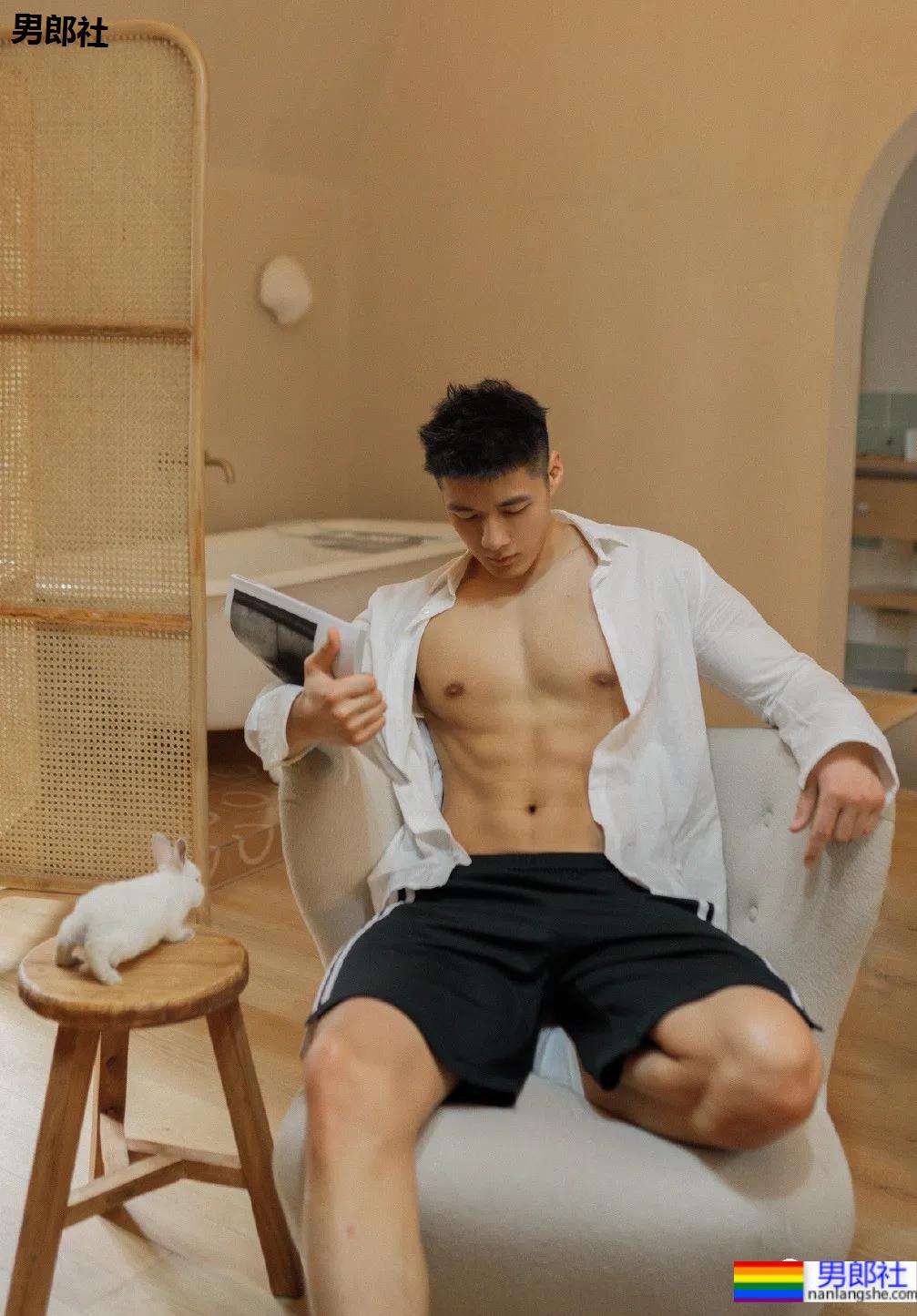 专访摄影师李同学:又纯又欲的肌肉写真是这样拍出来的?! - 51虹马 专访摄影师李同学:又纯又欲的肌肉写真是这样拍出来的?! - 51虹马