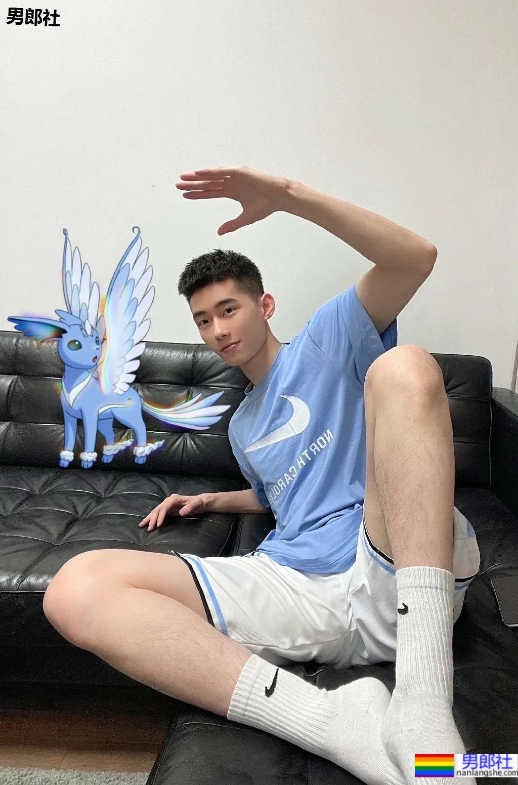 清新干净的奶狗帅弟弟，又想骗老阿姨们谈恋爱！ - 51虹马