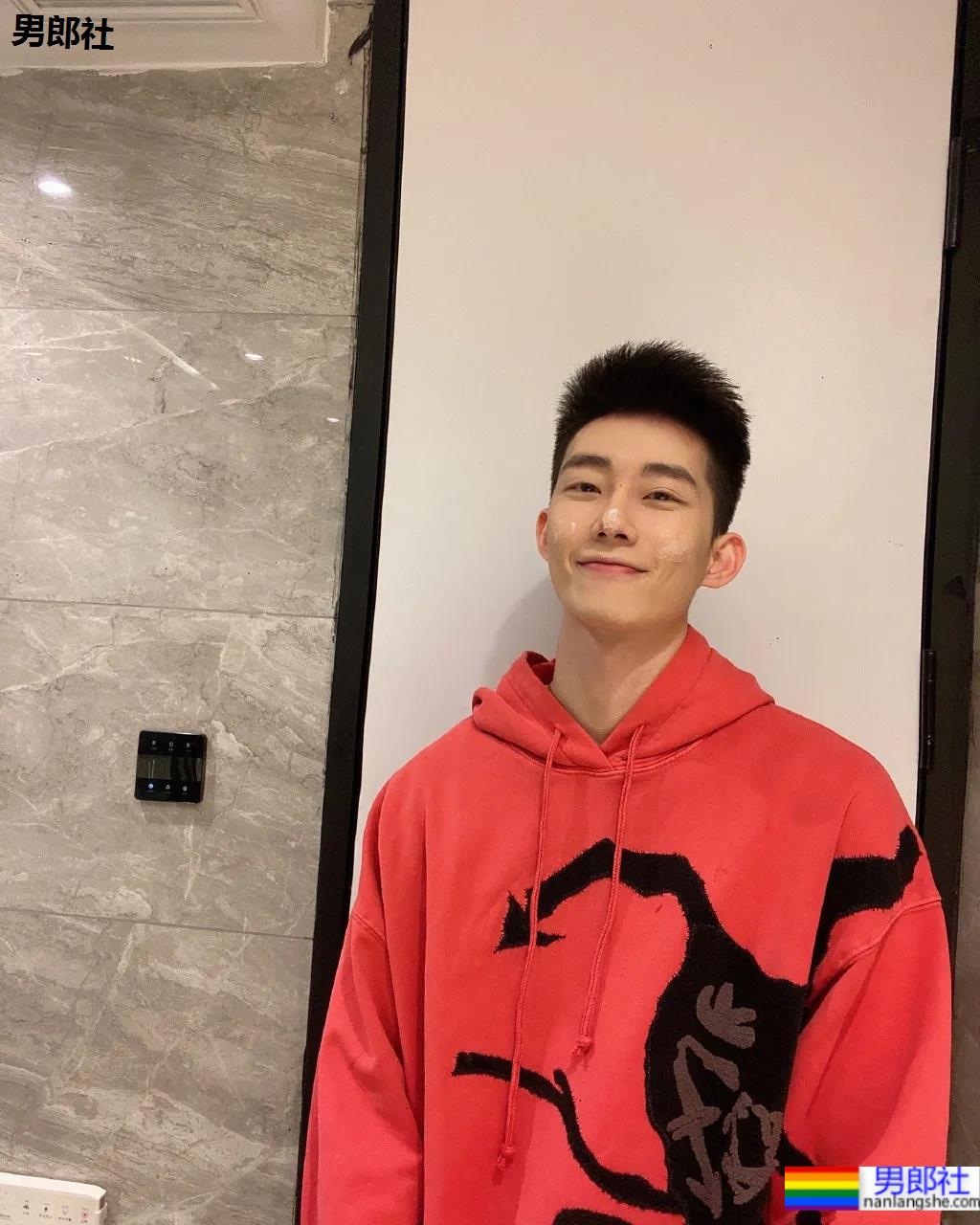 清新干净的奶狗帅弟弟，又想骗老阿姨们谈恋爱！ - 51虹马