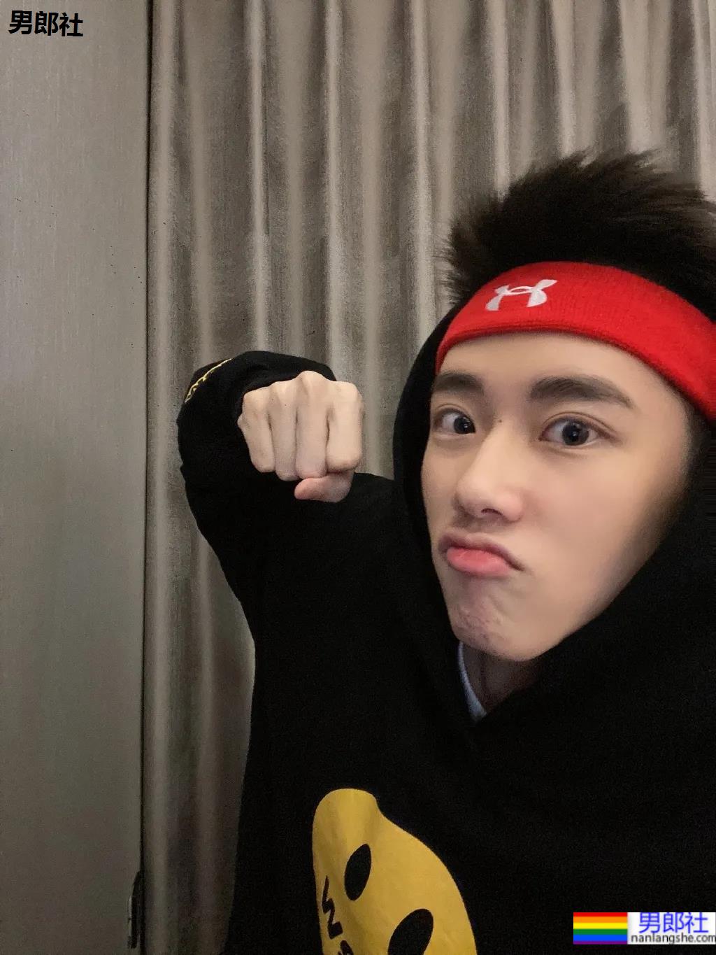 清新干净的奶狗帅弟弟，又想骗老阿姨们谈恋爱！ - 51虹马