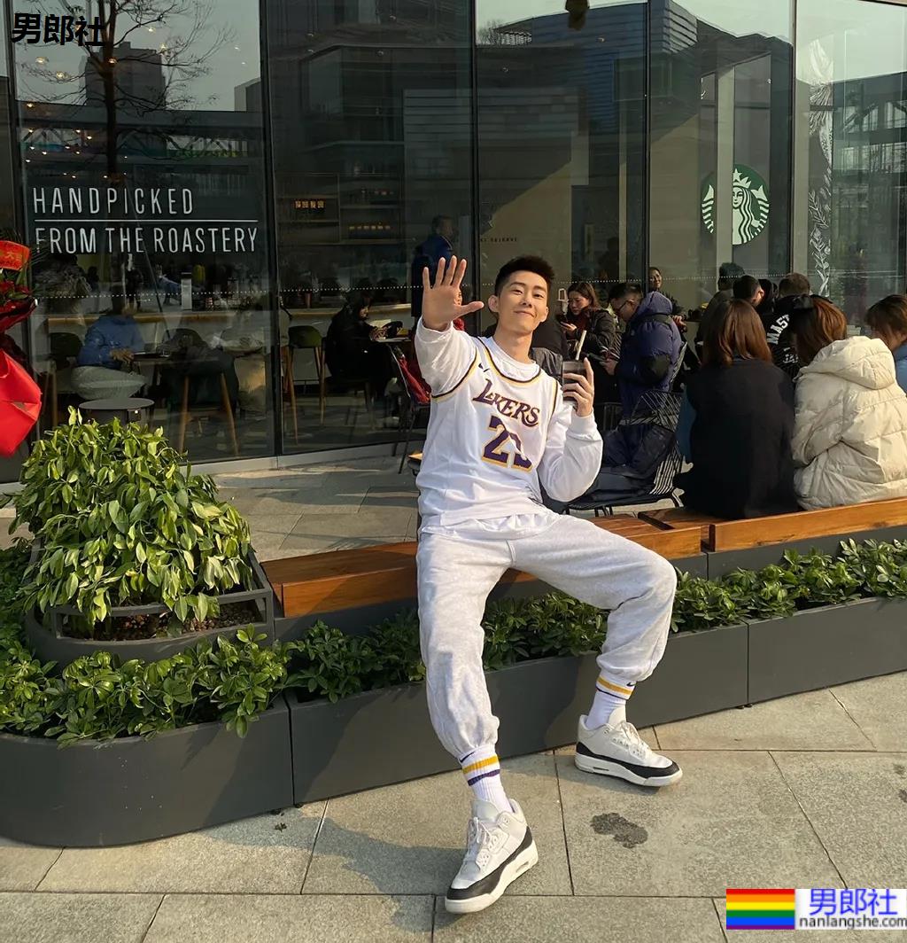 清新干净的奶狗帅弟弟，又想骗老阿姨们谈恋爱！ - 51虹马