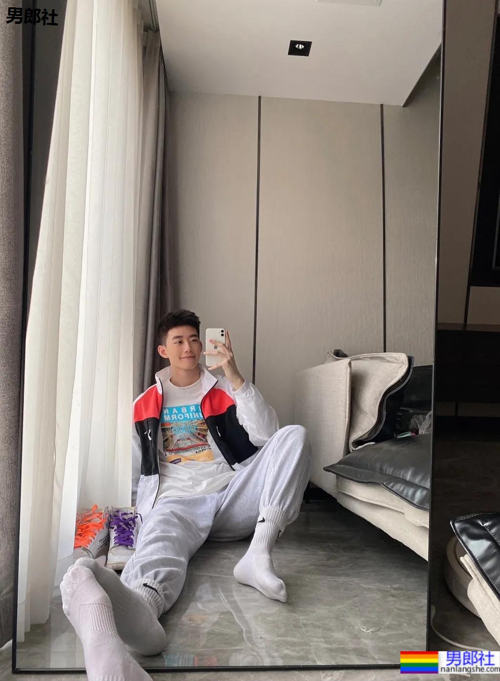 清新干净的奶狗帅弟弟，又想骗老阿姨们谈恋爱！ - 51虹马