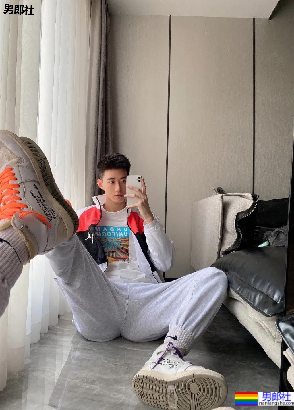 清新干净的奶狗帅弟弟，又想骗老阿姨们谈恋爱！ - 51虹马