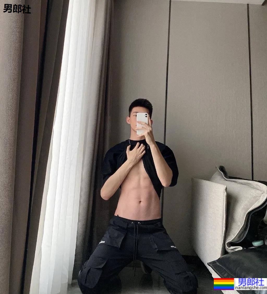 清新干净的奶狗帅弟弟，又想骗老阿姨们谈恋爱！ - 51虹马