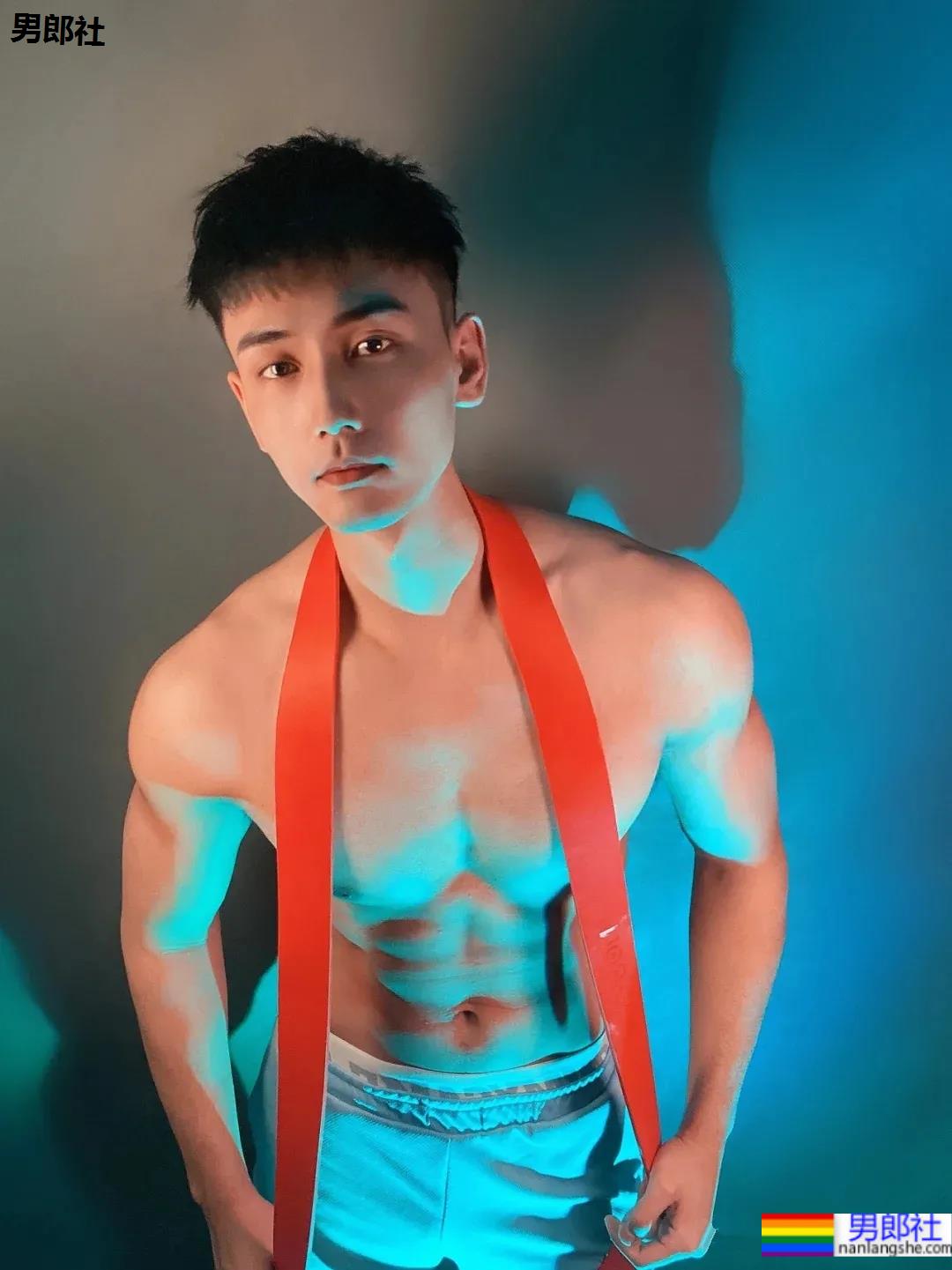 世界西装先生腹肌照被疯传，校草级条顺小狼狗，把网友馋坏了！-51虹马