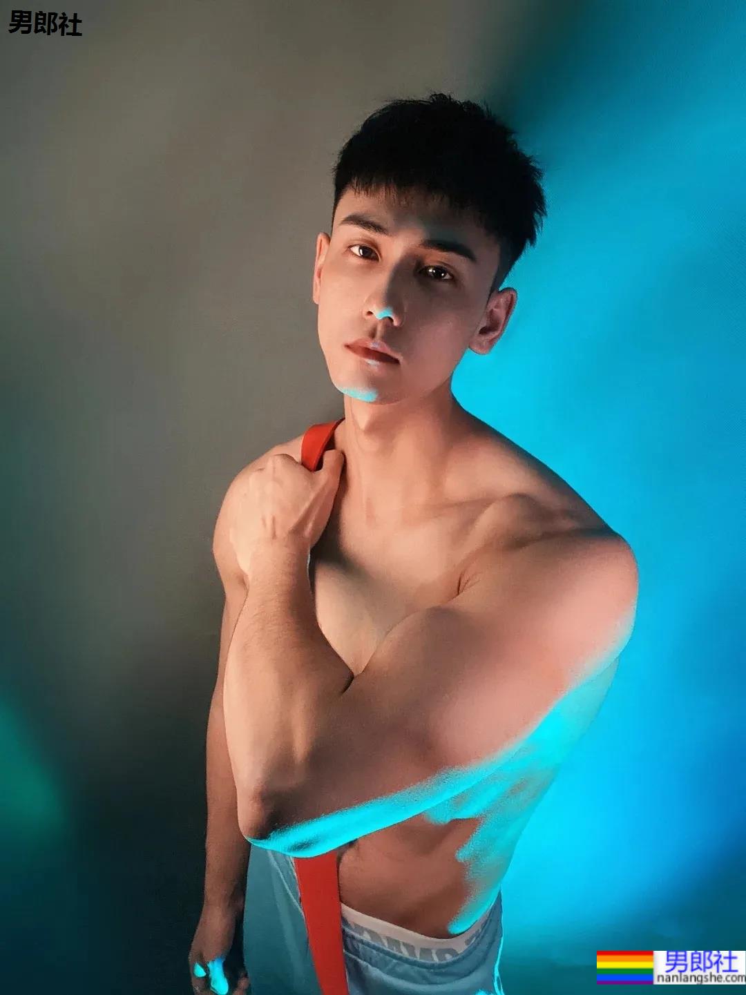 世界西装先生腹肌照被疯传,校草级条顺小狼狗,把网友馋坏了! - 51虹马 世界西装先生腹肌照被疯传,校草级条顺小狼狗,把网友馋坏了! - 51虹马