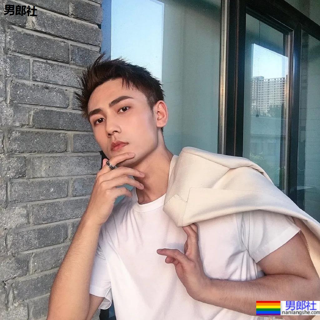 世界西装先生腹肌照被疯传,校草级条顺小狼狗,把网友馋坏了! - 51虹马 世界西装先生腹肌照被疯传,校草级条顺小狼狗,把网友馋坏了! - 51虹马