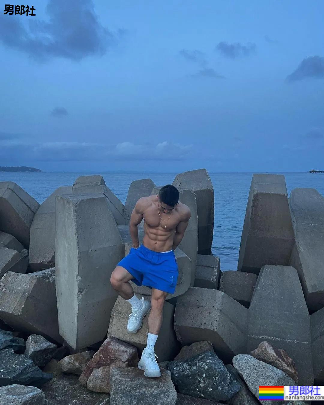 网红寸头腹肌小哥,优质腱子肉身材太吸睛!-51虹马