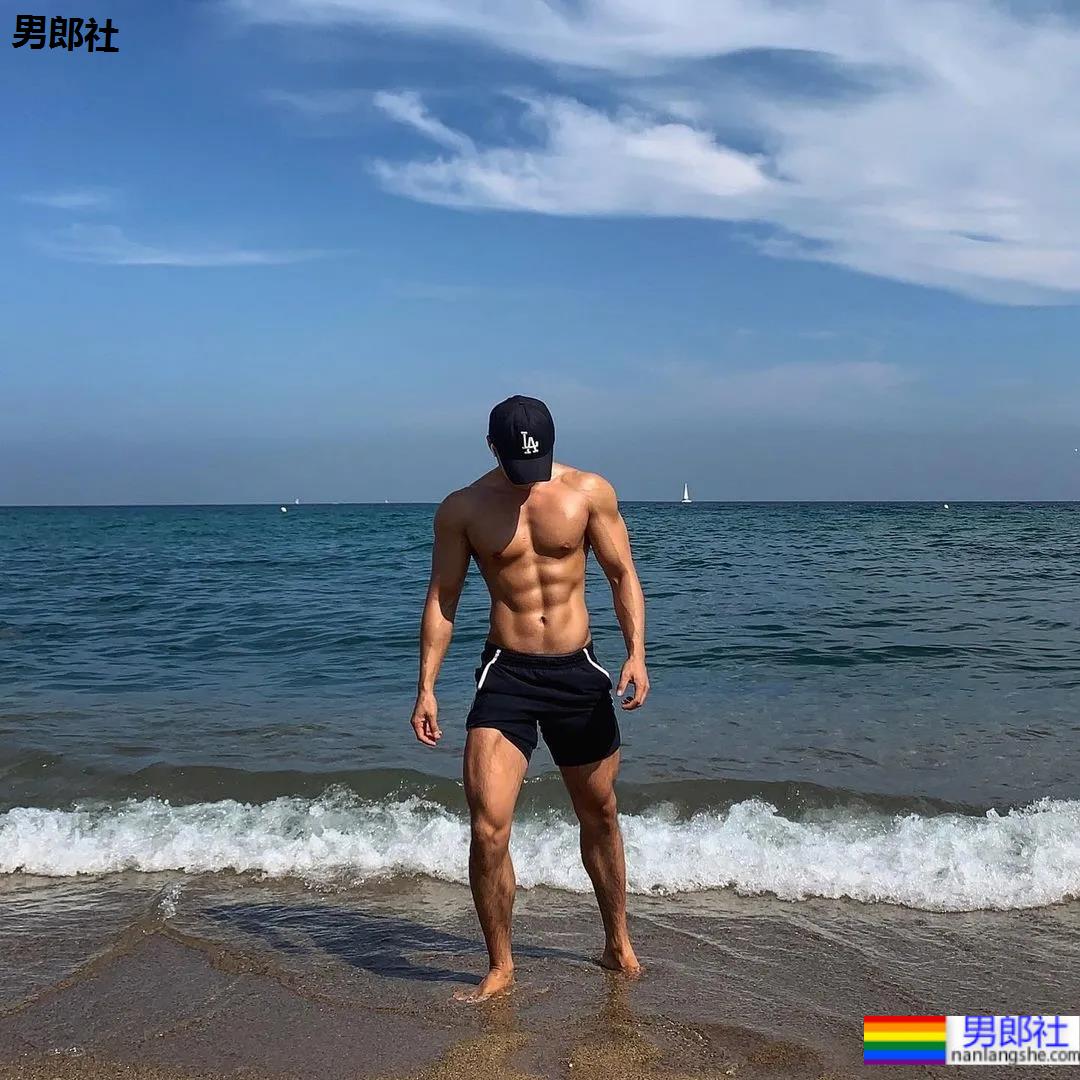 网红寸头腹肌小哥，优质腱子肉身材太吸睛！ - 51虹马