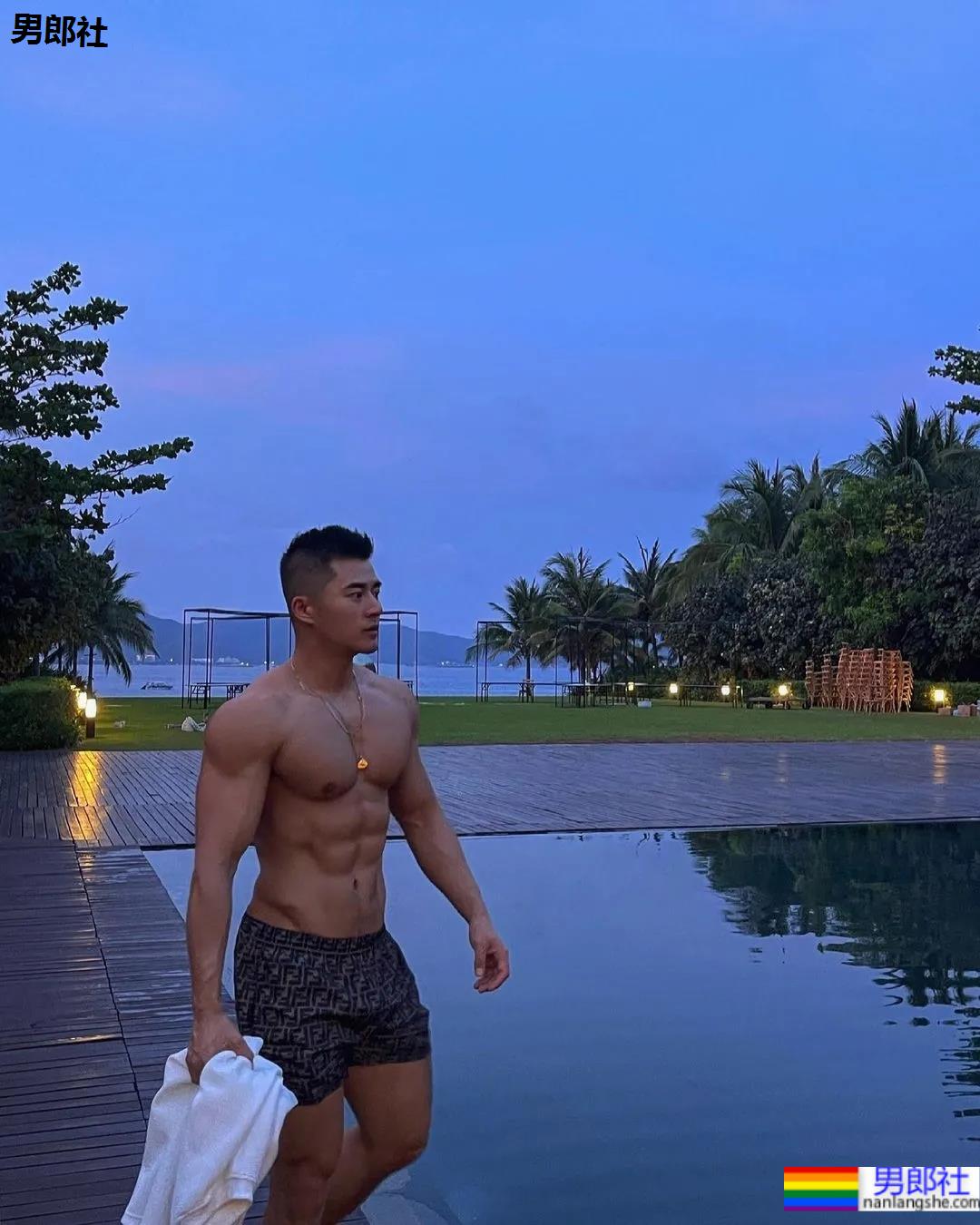 网红寸头腹肌小哥，优质腱子肉身材太吸睛！ - 51虹马