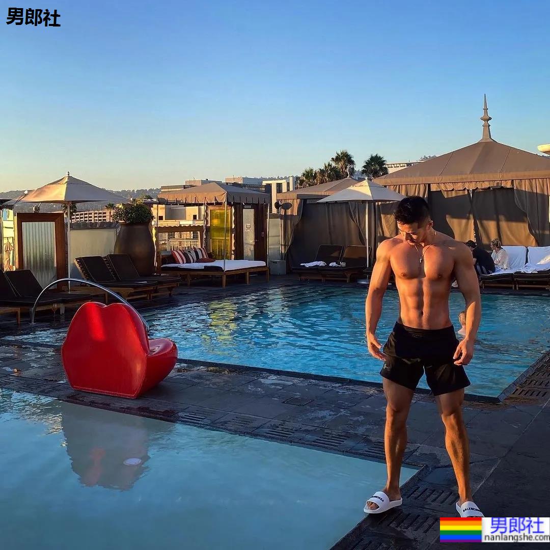 网红寸头腹肌小哥，优质腱子肉身材太吸睛！ - 51虹马