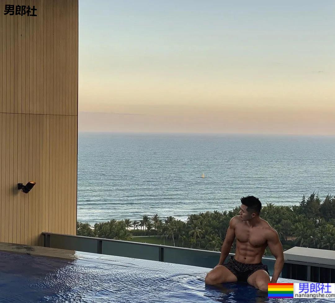 网红寸头腹肌小哥，优质腱子肉身材太吸睛！ - 51虹马