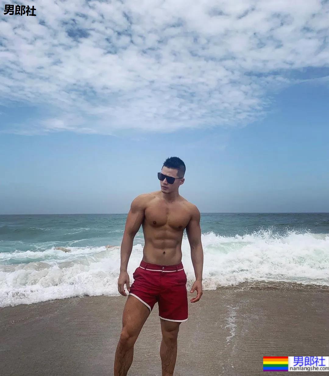 网红寸头腹肌小哥，优质腱子肉身材太吸睛！ - 51虹马