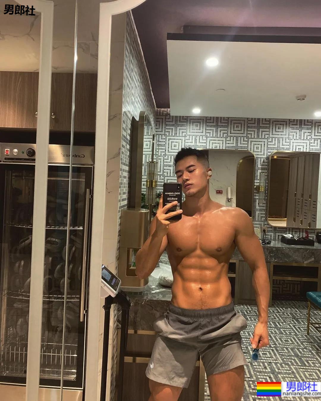 网红寸头腹肌小哥，优质腱子肉身材太吸睛！ - 51虹马