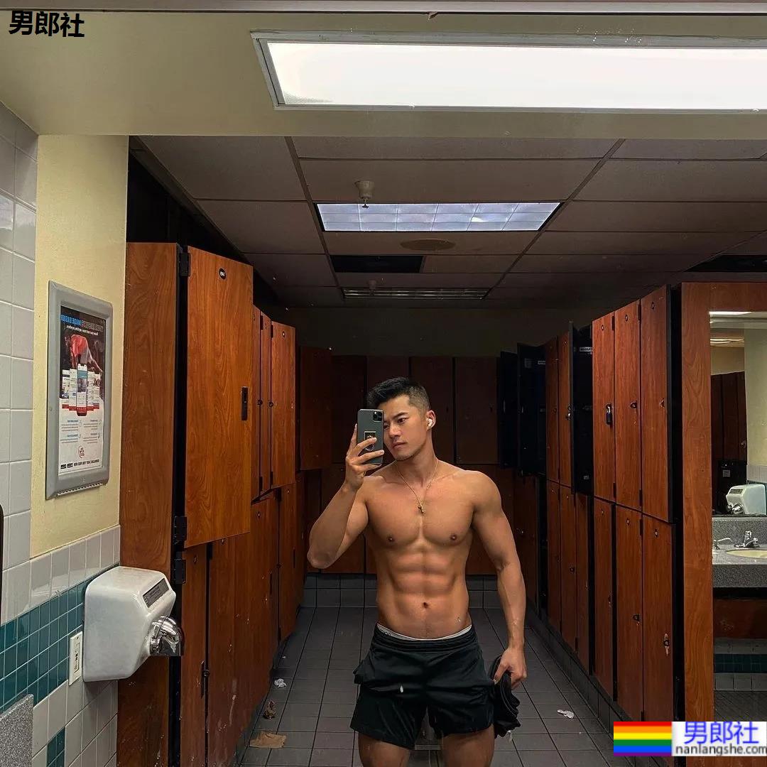 网红寸头腹肌小哥，优质腱子肉身材太吸睛！ - 51虹马