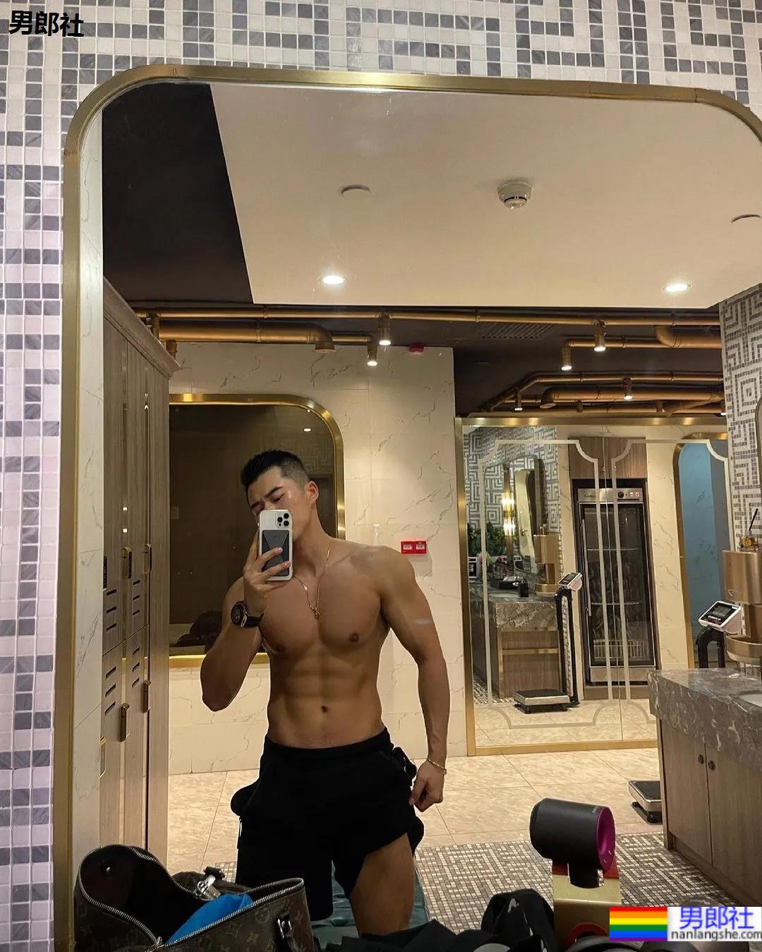 网红寸头腹肌小哥，优质腱子肉身材太吸睛！ - 51虹马