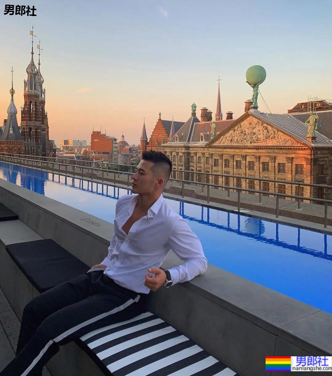 网红寸头腹肌小哥，优质腱子肉身材太吸睛！ - 51虹马