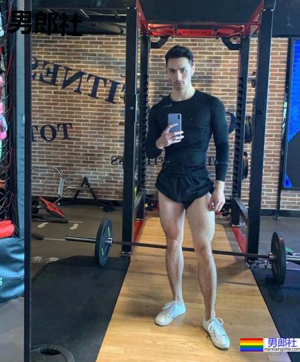 外表个性反差肌肉帅哥！高冷西装下有著一颗稚嫩赤诚心：Benjamin-51虹马