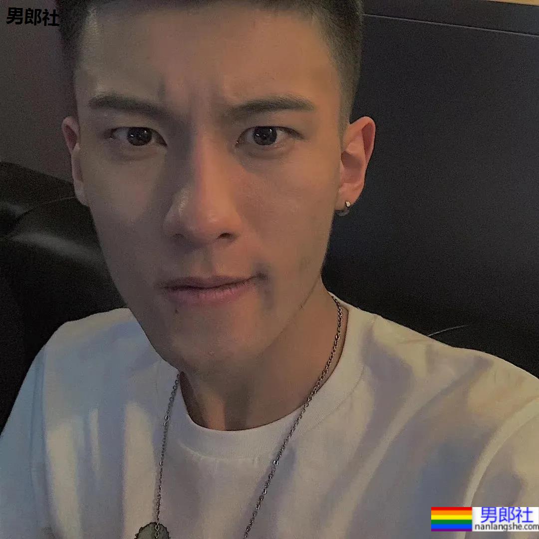 00后自拍的腹肌小哥哥,发育的太好了-51虹马