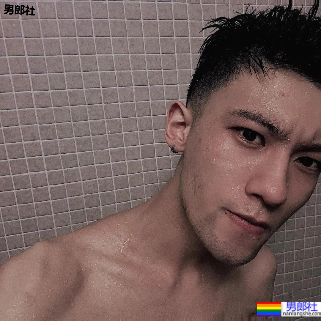 00后自拍的腹肌小哥哥，发育的太好了 - 51虹马