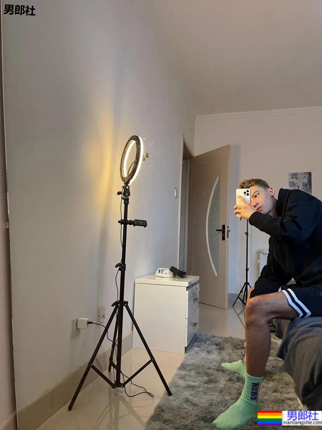 00后自拍的腹肌小哥哥，发育的太好了 - 51虹马