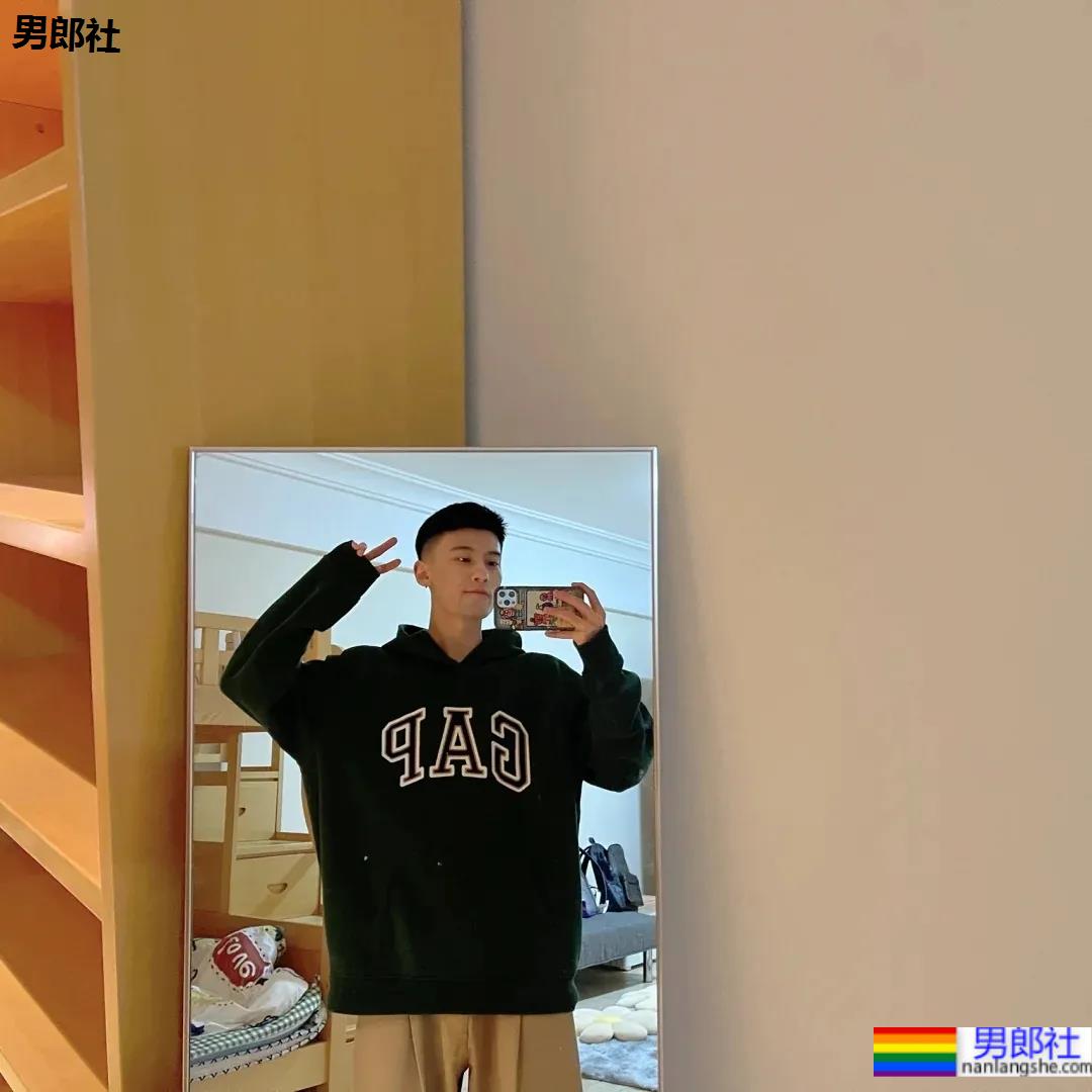 00后自拍的腹肌小哥哥，发育的太好了 - 51虹马