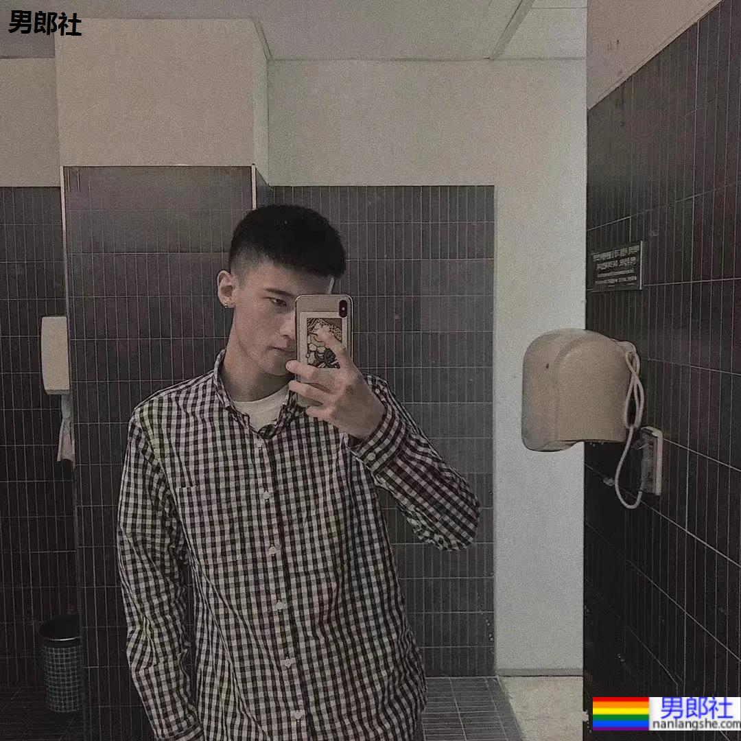 00后自拍的腹肌小哥哥，发育的太好了 - 51虹马