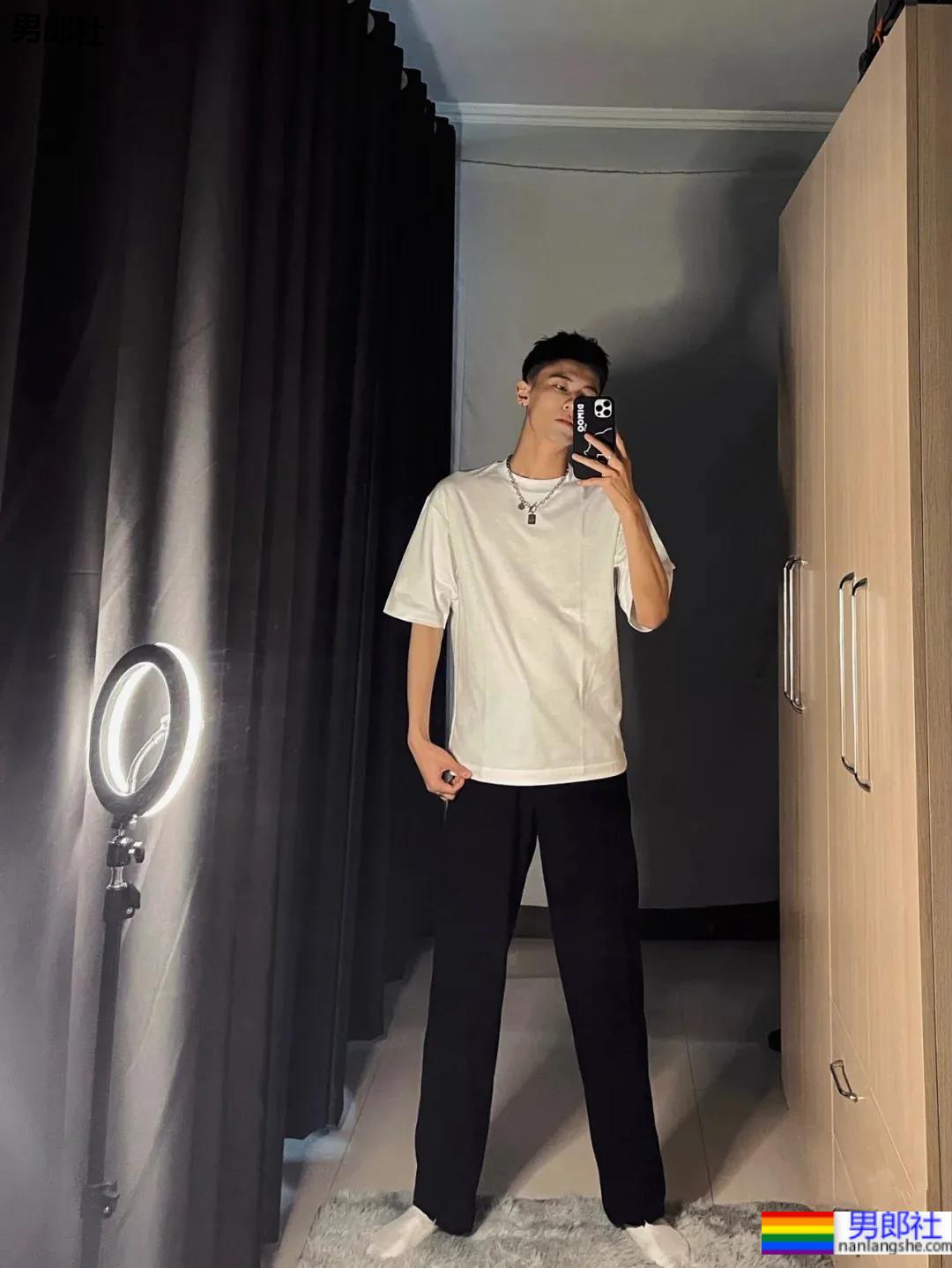 00后自拍的腹肌小哥哥，发育的太好了 - 51虹马