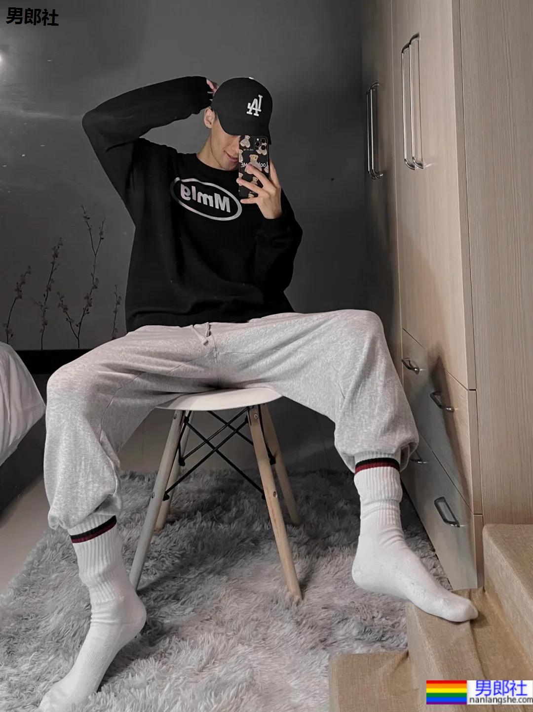 00后自拍的腹肌小哥哥，发育的太好了 - 51虹马