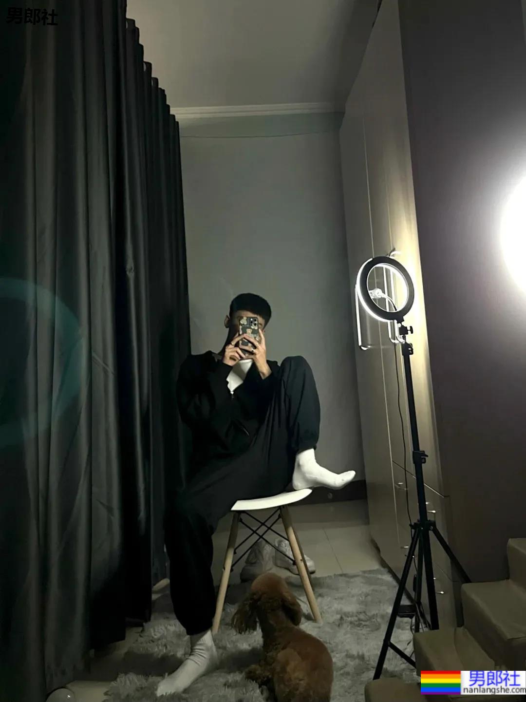 00后自拍的腹肌小哥哥，发育的太好了 - 51虹马