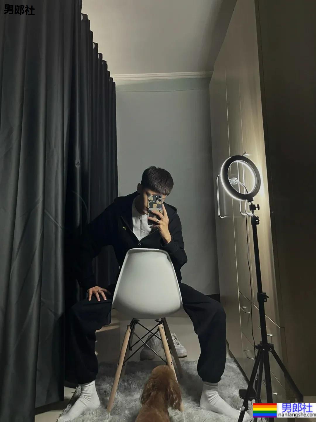 00后自拍的腹肌小哥哥，发育的太好了 - 51虹马