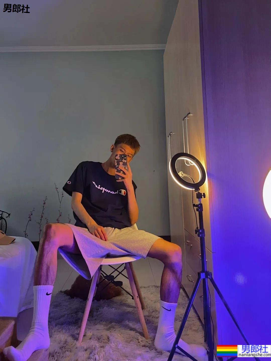 00后自拍的腹肌小哥哥，发育的太好了 - 51虹马