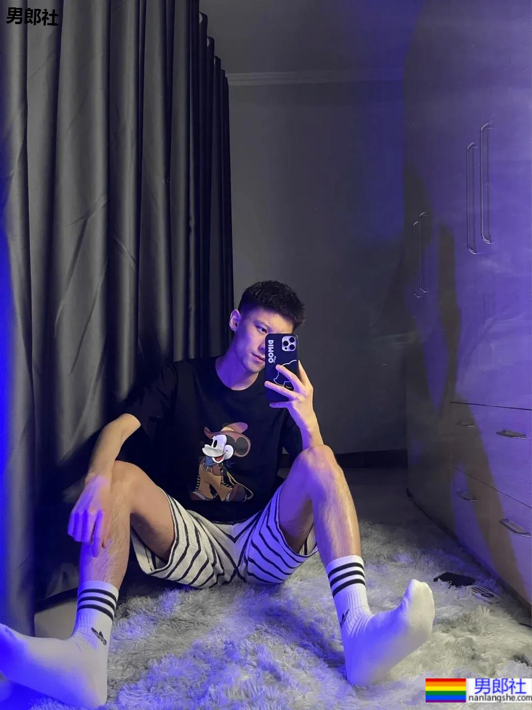 00后自拍的腹肌小哥哥，发育的太好了 - 51虹马