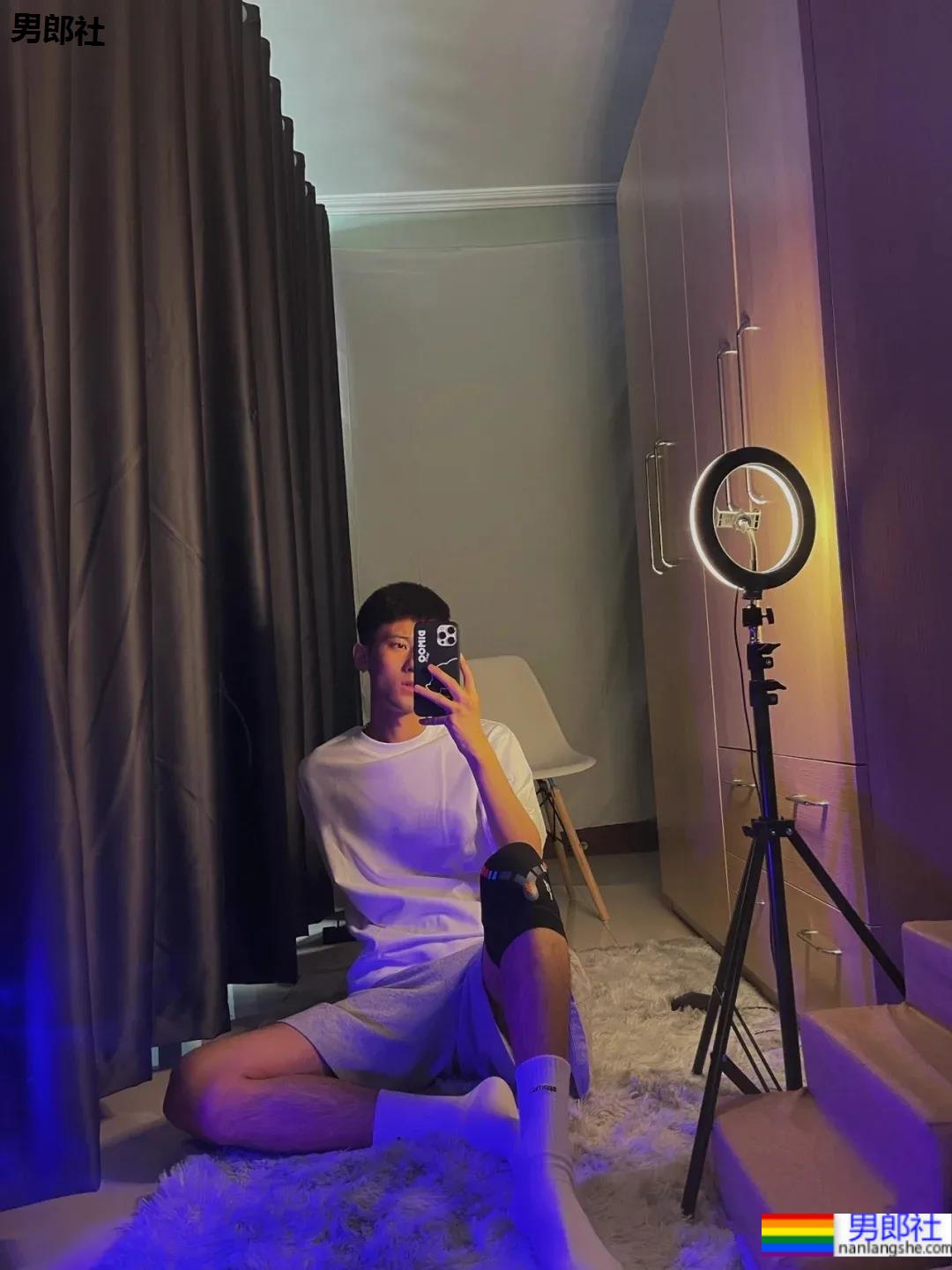 00后自拍的腹肌小哥哥，发育的太好了 - 51虹马