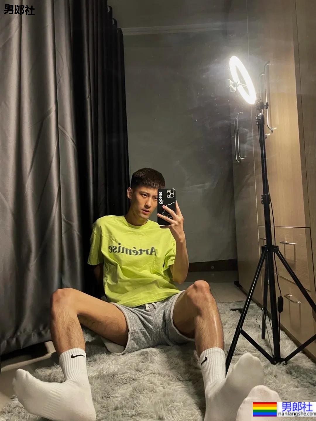 00后自拍的腹肌小哥哥，发育的太好了 - 51虹马