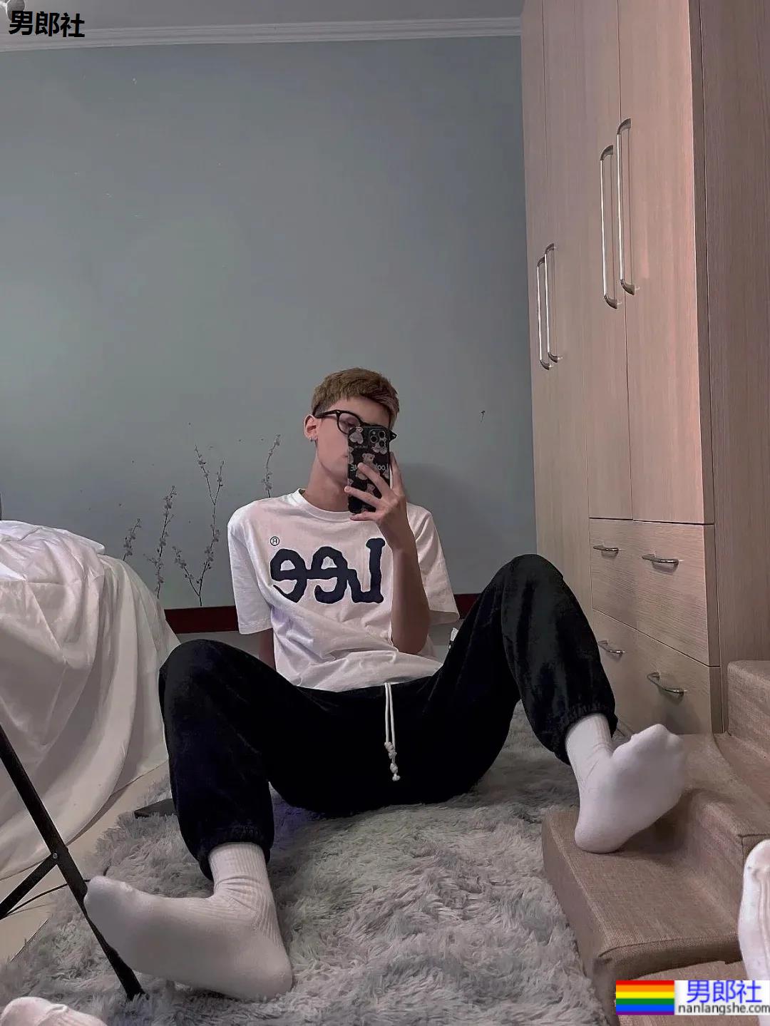 00后自拍的腹肌小哥哥，发育的太好了 - 51虹马