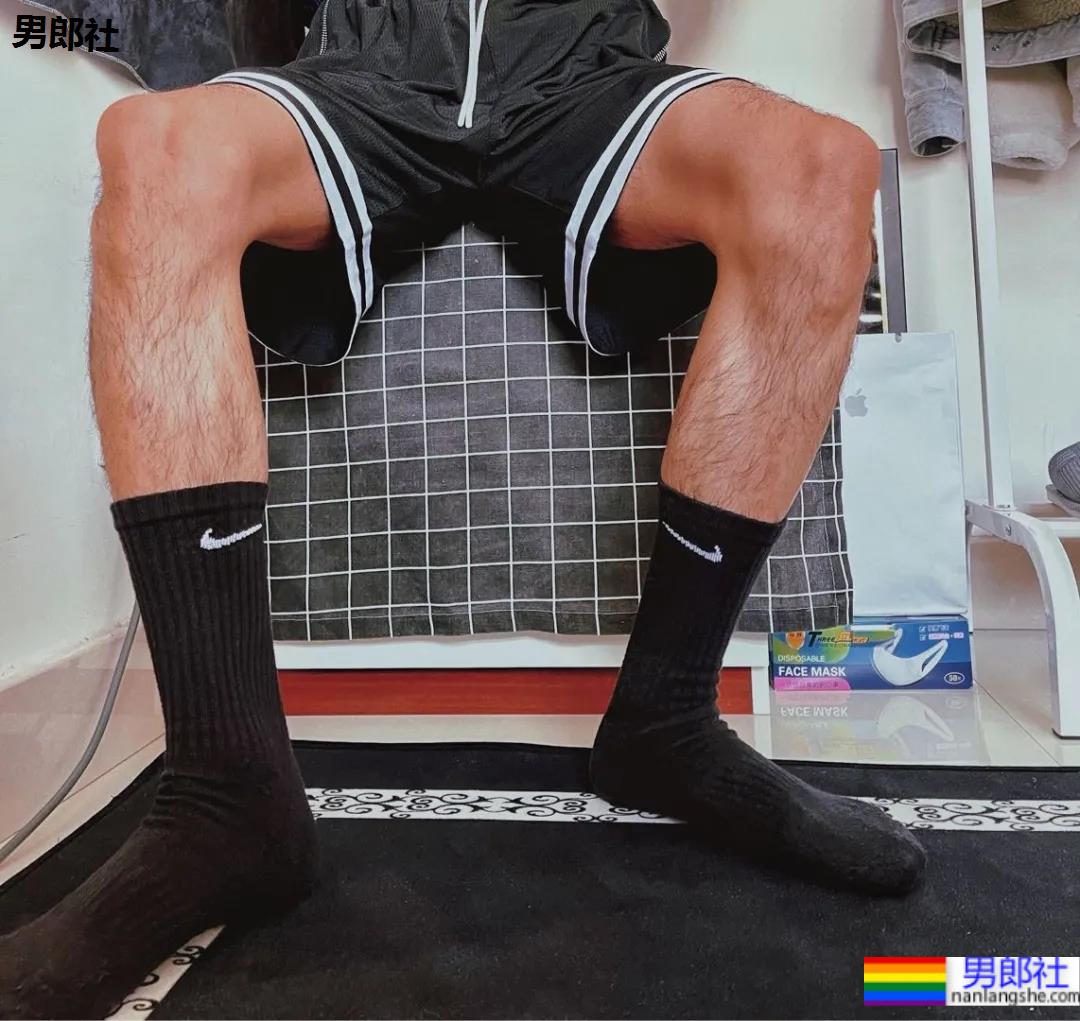 00后自拍的腹肌小哥哥，发育的太好了 - 51虹马