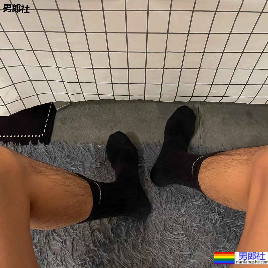 00后自拍的腹肌小哥哥，发育的太好了 - 51虹马