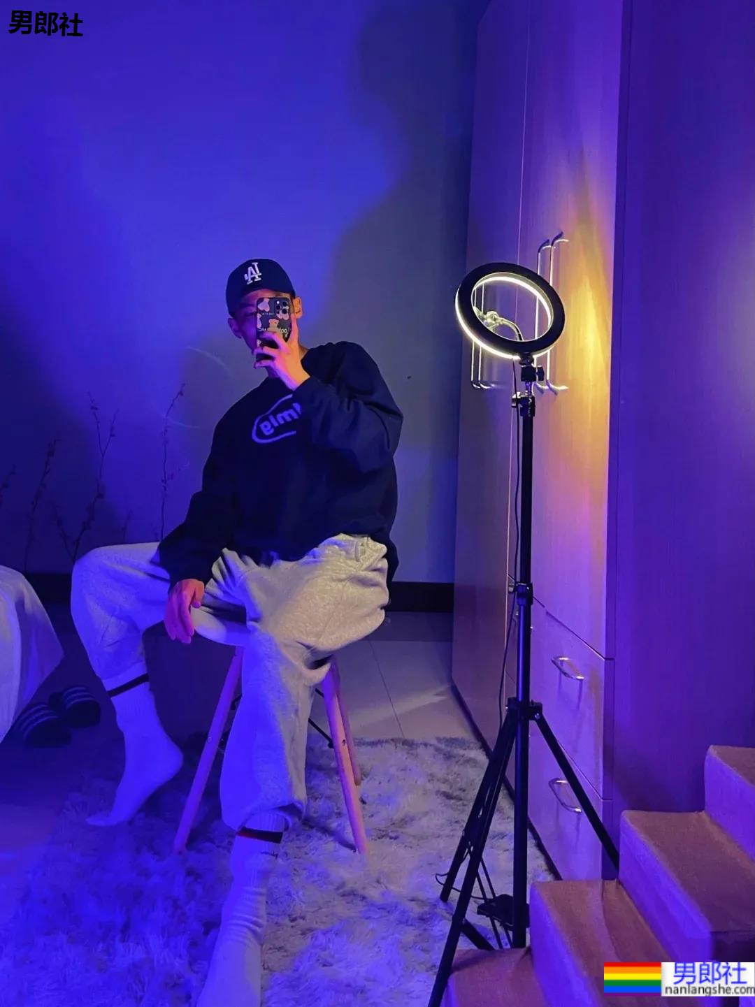 00后自拍的腹肌小哥哥，发育的太好了 - 51虹马