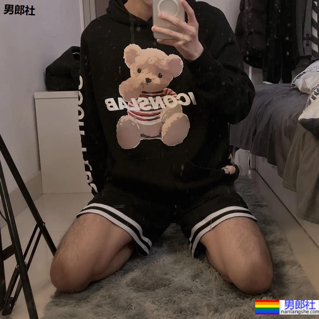 00后自拍的腹肌小哥哥，发育的太好了 - 51虹马