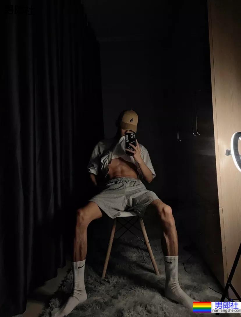 00后自拍的腹肌小哥哥，发育的太好了 - 51虹马