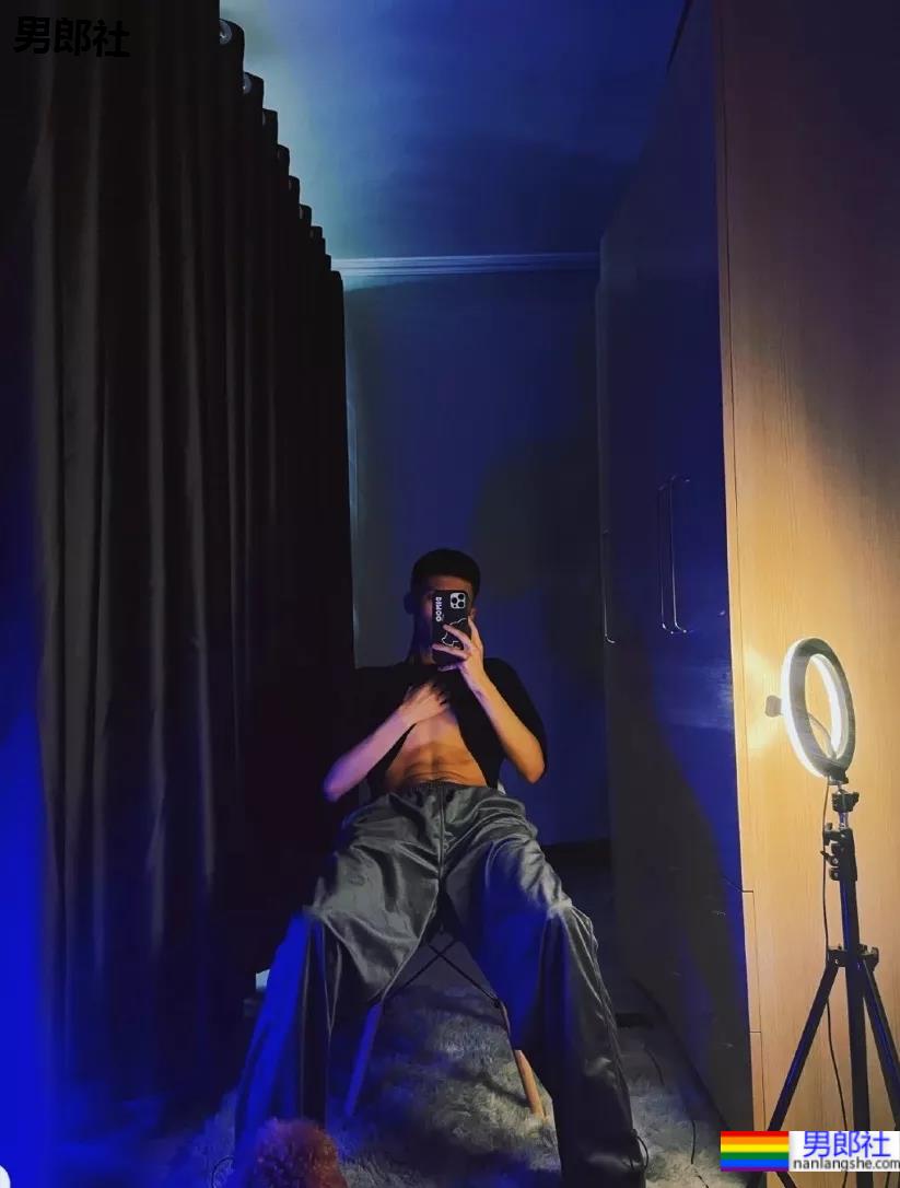 00后自拍的腹肌小哥哥，发育的太好了 - 51虹马