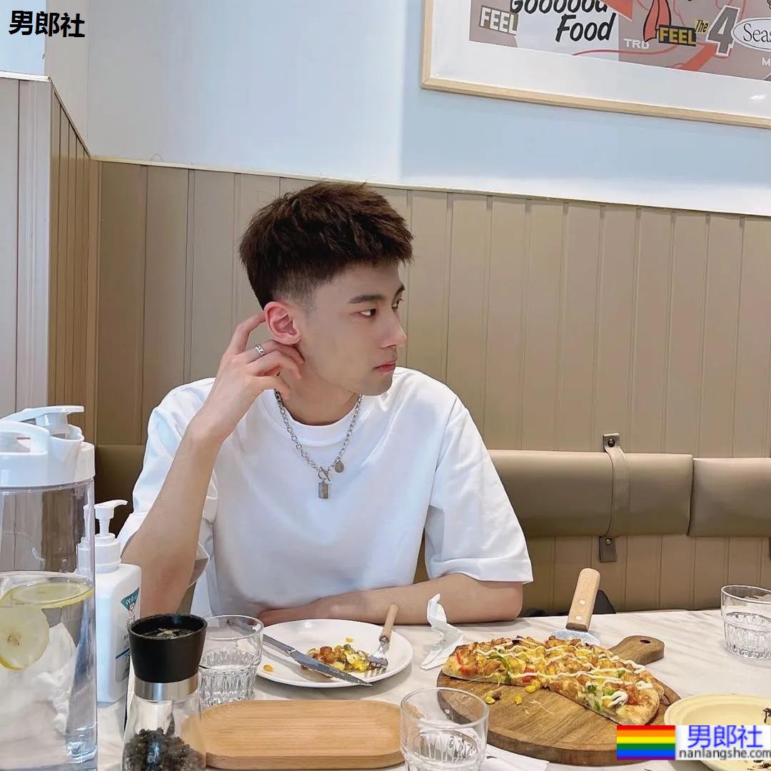 00后自拍的腹肌小哥哥，发育的太好了 - 51虹马