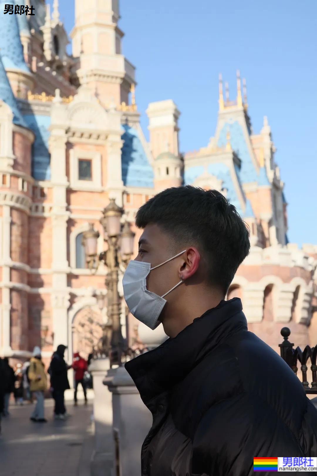 00后自拍的腹肌小哥哥，发育的太好了 - 51虹马